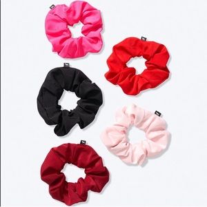 1 HR SALE💥Vs PINK Scrunchies💕
